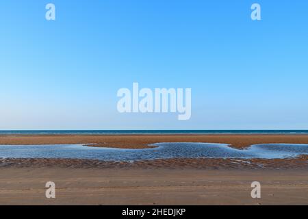 Cette photo de paysage a été prise en Europe, France, Normandie, vers Arromanches, Colleville,au printemps.Nous pouvons voir la plage de sable fin d'Omaha b. Banque D'Images