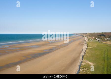 Cette photo de paysage a été prise en Europe, France, Normandie, vers Arromanches, Colleville,au printemps.Nous voyons la vue panoramique de la plage d'Omaha, Banque D'Images