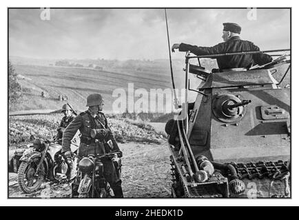 WW2 opération Barbarossa deux motocyclistes sur BMW R71, après leur retour de patrouille, relèvent de leur commandant de char nazi debout sur un Panzer i Ausf Panzerbefehlswagen.B - réservoir KlPzBfWg Banque D'Images