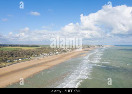 Cette photo de paysage a été prise en Europe, France, Normandie, vers Arromanches, Colleville,au printemps.Nous voyons la vue panoramique de la plage d'Omaha, Banque D'Images