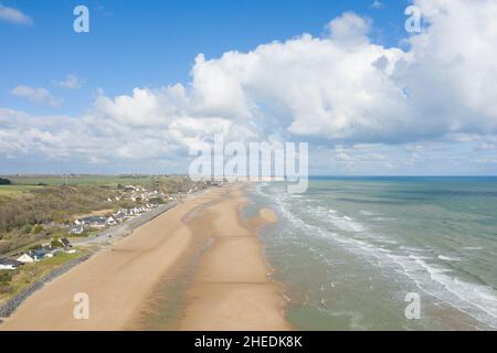 Cette photo de paysage a été prise en Europe, France, Normandie, vers Arromanches, Colleville,au printemps.Nous pouvons voir la plage d'atterrissage d'Omaha beac Banque D'Images