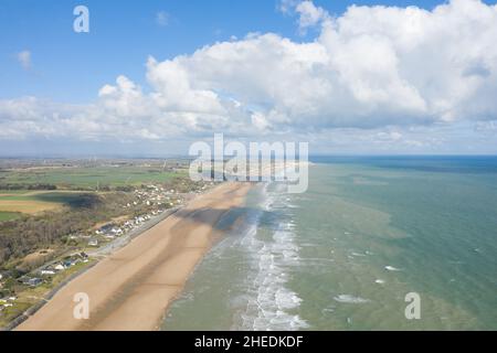 Cette photo de paysage a été prise en Europe, France, Normandie, vers Arromanches, Colleville,au printemps.Nous voyons la vue de la longue plage de sable de Banque D'Images