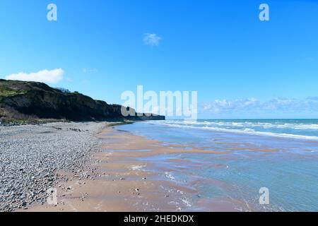 Cette photo de paysage a été prise en Europe, France, Normandie, vers Arromanches, Colleville,au printemps.Nous voyons la fin de la plage d'Omaha, sous le S Banque D'Images