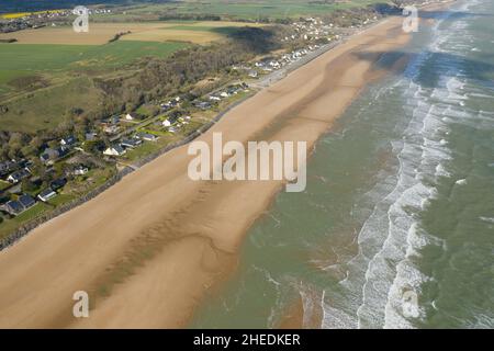 Cette photo de paysage a été prise en Europe, France, Normandie, vers Arromanches, Colleville,au printemps.Nous pouvons voir la plage d'Omaha et sa campagne Banque D'Images