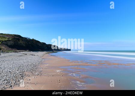 Cette photo de paysage a été prise en Europe, France, Normandie, vers Arromanches, Colleville,au printemps.Nous pouvons voir la plage d'Omaha au bord de la Banque D'Images