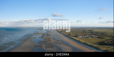 Cette photo de paysage a été prise en Europe, en France, en Normandie, vers Carentan, au printemps.Nous voyons la vue panoramique de la célèbre plage d'Utah Bea Banque D'Images