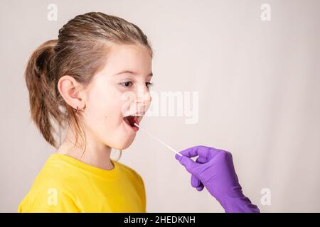 Coronavirus à débit latéral rapide, test COVID-19.Médecin effectuant un test rapide de débit latéral Banque D'Images