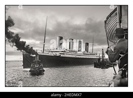 RMS Titanic 10th avril 1912 : voyage inaugural avec une photographe de presse en avant-plan au départ de Southampton, Royaume-Uni, lors de son voyage fatidique en voilier à New York, où elle a tragiquement sombré 5 jours plus tard, le 15th avril, avec une énorme perte de vie après avoir frappé un iceberg Banque D'Images