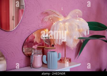 détails du design intérieur de la maison.Mur rose et vases sur une étagère ou une cheminée.Décoration de séjour Banque D'Images