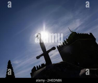 Excalibur.Une récréation de l'épée dans la pierre de la légende Arthurienne.Château d'Almodovar, Almodovar del Rio, province de Cordoue, Andalousie, Espagne.E Banque D'Images