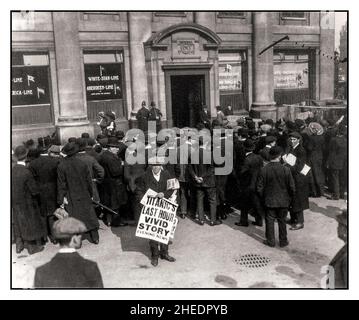 TITANIC 1912 nouvelles RMS Titanic catastrophe titre news, journal marchand de news avec bannière déclarant "TITANICS DERNIÈRE HEURE VIVID STORY" Evening News White Star Line bureau Cockspur Street Londres UK Banque D'Images