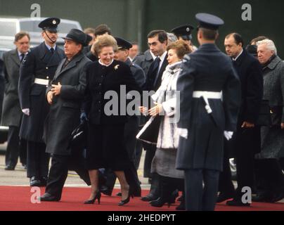 Le Premier ministre Margaret Thatcher rencontre le président soviétique Mikhaïl Gorbatchev et Raisa Gorbatchev à la base de la RAF Brize Norton décembre 7th 1987 Banque D'Images