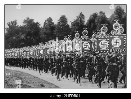 Les troupes SS nazies tenant des bannières avec NSDAP Deutschland Erwache 'Germany awakes 'Victory Congress' (V Imperial Party Congress) normes du Schutzstaffel au Reichsparteitag, 1936 - à Nuremberg Parade Nuremberg Nuremberg Allemagne nazie Banque D'Images