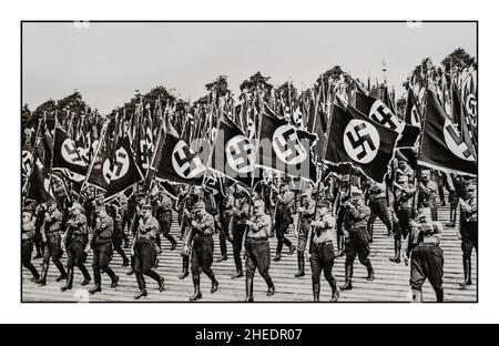 Le Sturmabteilung, ou sa, une organisation paramilitaire associée au Parti nazi.S.A. stormtroopers, ou « brownshirts », à Nuremberg en Allemagne, swastika porte-drapeau lors de la fête des nazis à Nuremberg en 1933. Banque D'Images