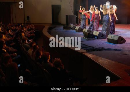 Soprano Turetsky lors de sa représentation de Noël à la salle de concert Voronezh. L'artiste populaire de Russie Mikhail Turetsky présente la constellation des voix féminines SOPRANO.Un projet vocal unique qui n'a pas d'analogues dans le monde.Toute la diversité et la richesse des voix féminines qui existent dans la nature: De la plus haute (soprano coloratura) à la plus basse (mezzo). Banque D'Images