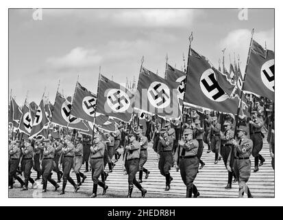 Le Sturmabteilung, ou sa, une organisation paramilitaire associée au parti nazi. S.A. Stormtroopers, ou 'brownshirts', à Nuremberg Allemagne, porte-drapeau swastika à la Journée du parti nazi à Nuremberg , 1933. Le Sturmabteilung était l'aile paramilitaire originelle du parti nazi. Il a joué un rôle important dans l'accession au pouvoir d'Adolf Hitler dans les années 1920 et 1930 Produit également pour Triumph des Willens (1935 ; Triomphe de la volonté), une importante étude documentaire sur la convention du parti nazi de 1934 à Nürnberg qui a souligné l'unité du parti.…filmée par Leni Riefenstahl Banque D'Images