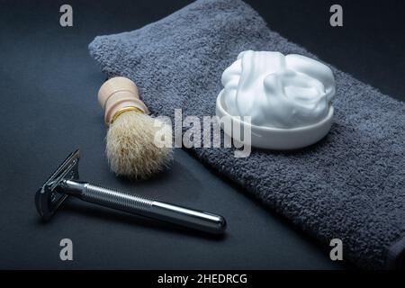 Helsinki / Finlande - 10 JANVIER 2022 : gros plan des accessoires de toilette pour hommes : un rasoir, une brosse à raser et une mousse à raser. Banque D'Images