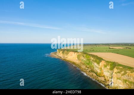 Cette photo de paysage a été prise en Europe, en France, en Normandie, près de Deauville, en été.Nous pouvons voir les falaises normandes au coucher du soleil, sous le soleil. Banque D'Images