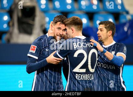 Jubilation Milos PANTOVIC (BO) après son but à 1: 0, de gauche à droite Milos PANTOVIC (BO), Elvis REXHBECAJ (BO), Cristian GAMBOA (BO) Soccer 1.Bundesliga, 18th jour de match, VfL Bochum (BO) - VfL Wolfsburg (WOB) 1-0, le 9th janvier 2022 à Bochum/Allemagne.#DFL les règlements interdisent toute utilisation de photographies comme séquences d'images et/ou quasi-vidéo # Â Banque D'Images