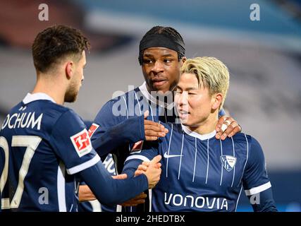 Jubilation Milos PANTOVIC (BO) après son but à 1: 0, avec de gauche à droite PANTOVIC (BO), Armel BELLA KOTCHAP (BO), Takuma ASANO (BO) Soccer 1.Bundesliga, 18th jour de match, VfL Bochum (BO) - VfL Wolfsburg (WOB) 1: 0, le 9th janvier 2022 à Bochum/Allemagne.#DFL les règlements interdisent toute utilisation de photographies comme séquences d'images et/ou quasi-vidéo # Â Banque D'Images