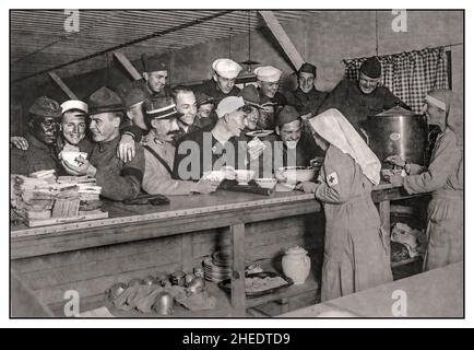 Scène de la guerre mondiale 1 à la Croix-Rouge américaine Canteen à la gare de Bordeaux, France, où les soldats des armées alliées reçoivent des déjeuners, du tabac, etc. Avec la Croix-Rouge américaine. En présence 10/1918 WW1 Croix-Rouge Banque D'Images