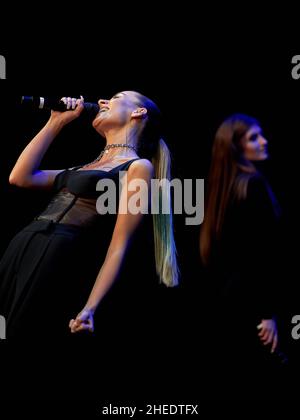 Voronezh, Russie.07th janvier 2022.Ekaterina Murashko - soprano funk pendant sa représentation de Noël à la salle de concert Voronezh. Artiste populaire de Russie Mikhail Turetsky présente la constellation des voix féminines SOPRANO.Un projet vocal unique qui n'a pas d'analogues dans le monde.Toute la diversité et la richesse des voix féminines qui existent dans la nature: De la plus haute (soprano coloratura) à la plus basse (mezzo).(Photo de Mihail Siergiejewicz/SOPA Images/Sipa USA) crédit: SIPA USA/Alay Live News Banque D'Images