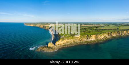 Cette photo de paysage a été prise en Europe, en France, en Normandie, vers Carentan, au printemps.Nous voyons la vue panoramique de la Pointe du hoc, sous le Banque D'Images