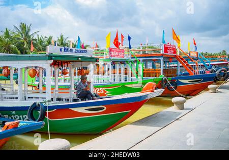 Hoi an, Vietnam - 21 novembre 2019 : bateaux colorés pour les touristes sur le fleuve Hoai Banque D'Images