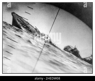 IMAGE DU SOUS-MARIN AMÉRICAIN PERISCOPE de la guerre du Pacifique 1940s WW2 naufrage du destroyer japonais Yamakaze le 25 juin 1942 à environ 110 km au sud-est de Yokosuku, au Japon, photographié à travers le périscope du sous-marin USS Nautilus (SS-168) de la Marine américaine.Cette position est donnée dans la Chronologie officielle de la Marine américaine pendant la Seconde Guerre mondiale par Robert Cressman.NH 111751 dit 75 miles au sud-ouest du port de Yokahama.Yokahama est près de Yokosuku.Japon Seconde Guerre mondiale Banque D'Images