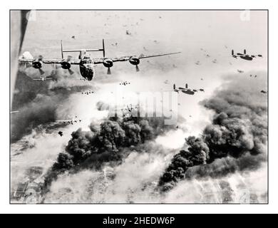 WW2 bombardements héroïques des libérateurs de la Force aérienne américaine B-24 volant à travers le vak et au-dessus de la destruction créée par des vagues de bombardiers, 15th Air Force B-24s quittent Ploieşti, Roumanie, après l'un des nombreux attentats contre la principale cible de raffinerie de pétrole en Europe continentale.(É.-U.Photo de la Force aérienne) Légende de la LOC :« des vagues de libérateurs B-24 consolidés de l'AAF 15th survolent la zone cible, la raffinerie de Concordia Vega Oil, Ploești, Roumanie, avec un craquement d'éclatement, après avoir déposé leurs charges de bombes sur l'usine de pétrole, le 31 mai '44' la mission a été considérée comme un succès, bien que 54 des 177 bombardiers ne soient pas retournés Banque D'Images