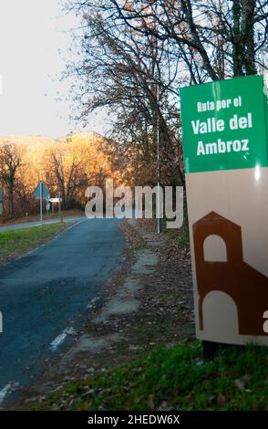 Panneau de signalisation routière pour la route à travers El Valle Del Ambroz en automne dans la verticale Banque D'Images
