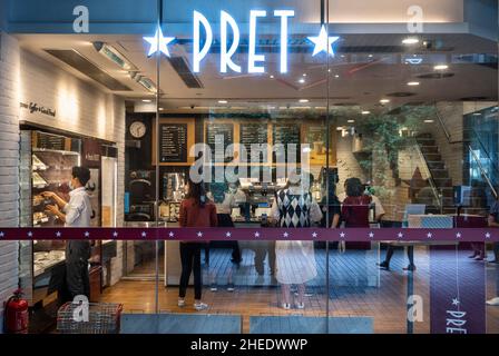 Hong Kong, Chine.3rd novembre 2021.Chaîne de magasins multinationaux britanniques PRET A Manger Shop vu à Hong Kong.(Credit image: © Budrul Chukrut/SOPA Images via ZUMA Press Wire) Banque D'Images