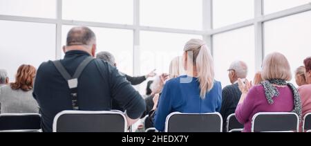 Le public des adultes écoute le discours du conférencier Banque D'Images
