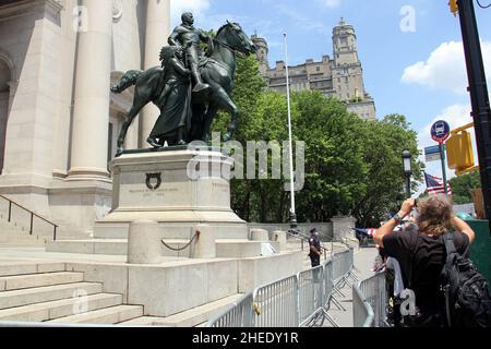 Monument équestre Theodore Roosevelt au Musée d'Histoire naturelle, les manifestants et les spectateurs au pied de la statue Banque D'Images