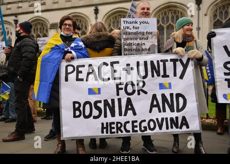 Les manifestants tiennent une bannière pendant la manifestation.La diaspora de Bosnie-Herzégovine et les partisans de l'unité du pays se sont réunis sur la place du Parlement à Londres pour faire prendre conscience d'une nouvelle crise bosniaque potentielle.Après que les Serbes de Bosnie aient bloqué le travail du gouvernement central, les craintes ont été reparquées d'une rupture à l'échelle du pays dans leur plus grande crise depuis la guerre de 1990s. Banque D'Images