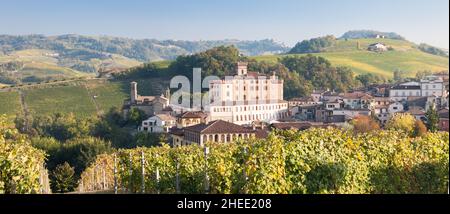 Une vue sur la ville de Barolo dans la région viticole appelée le Langhe du nord de l'Italie Banque D'Images