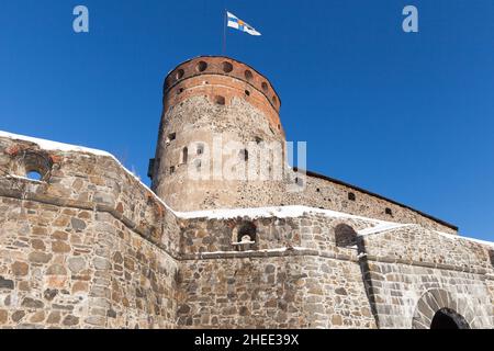 Olavinlinna est sous le ciel bleu un jour ensoleillé.Il s'agit d'un château de trois tours datant de 15th ans situé à Savonlinna, en Finlande.La forteresse a été fondée par Erik Banque D'Images