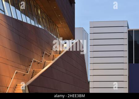 WU (Wirtschaftsuniversität Wien) Université d'économie et de commerce. Bâtiment du Centre d'enseignement avec façade en fer à Vienne en Autriche. Banque D'Images