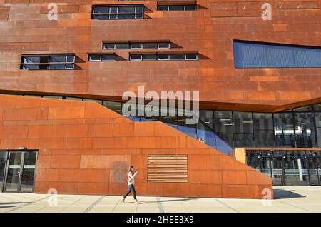 WU (Wirtschaftsuniversität Wien) Université d'économie et de commerce. Bâtiment du Centre d'enseignement avec façade en fer à Vienne en Autriche. Banque D'Images