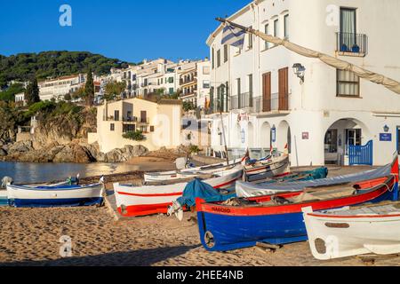 Village avec maisons blanches au bord de la mer, Calella de Palafrugell, plage de la Costa Brava, Gérone Catalogne, Espagne Banque D'Images