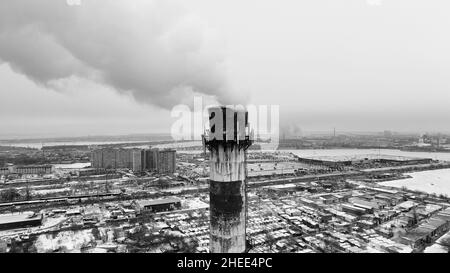 Filmé à partir d'un drone, depuis une vue plongeante.La fumée épaisse provient d'une cheminée industrielle de la station de chauffage.Problèmes écologiques de la grande ville.Environnement Banque D'Images