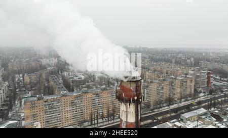 Filmé à partir d'un drone, depuis une vue plongeante.La fumée épaisse provient d'une cheminée industrielle de la station de chauffage.Problèmes écologiques de la grande ville.Environnement Banque D'Images