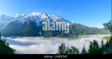 Cette photo de paysage a été prise en Europe, en France, dans les Alpes, en direction de Chamonix, en été.Nous voyons la vue panoramique du massif du Mont blanc, und Banque D'Images