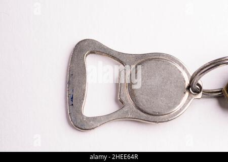 Ouvre-bouteille vintage en argent sale Banque D'Images