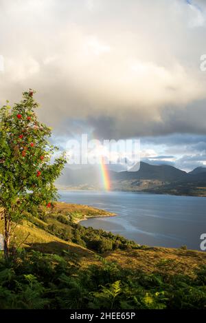 Royaume-Uni, Écosse, Wester Ross, Ross et Cromarty.Bealach na Gaoithe point de vue sur la route de Torridon à Lower Diabaig.Un arc-en-ciel au-dessus du Loch Torridon. Banque D'Images