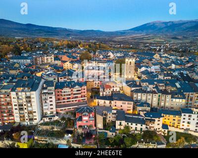 Vue aérienne de la ville espagnole de Puigcerda avec beffroi de l'église médiévale.Vue panoramique aérienne des zones résidentielles dans la petite ville espagnole de Puigcerda avec Banque D'Images