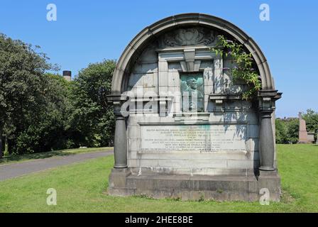 Plaque de portrait Art Nouveau sur la tombe de Walter MacFarlane à la nécropole de Glasgow en Écosse Banque D'Images