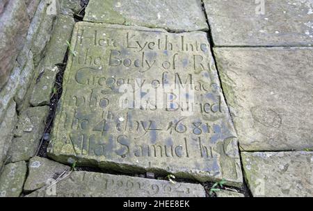 La pierre tombale date de 1681 à l'église Saint-Michel et All Angels à Macclesfield Banque D'Images