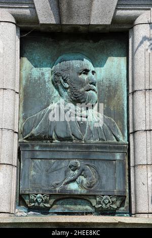 Plaque de portrait Art Nouveau sur la tombe de Walter MacFarlane à la nécropole de Glasgow en Écosse Banque D'Images