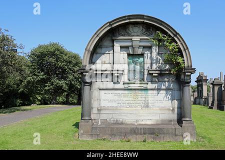 Plaque de portrait Art Nouveau sur la tombe de Walter MacFarlane à la nécropole de Glasgow en Écosse Banque D'Images